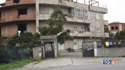 Uccidono il padre "Era un violento"