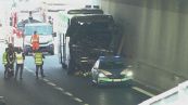Bus della gita contro un tir, muore la maestra, feriti 30 bimbi