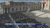 Breaking News delle 21.30 | Continua l'omaggio a Papa Francesco