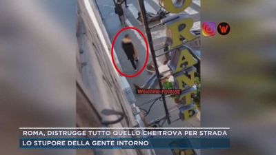 Roma, distrugge tutto quello che trova per strada