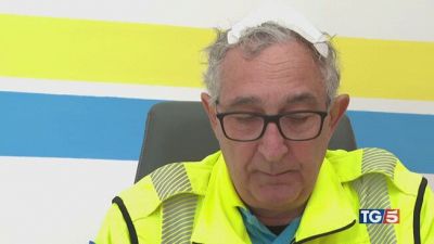 Chiama 2 volte il 118 e li prende a martellate