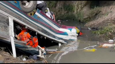 Autobus giù dal ponte, più di 50 morti in Guatemala