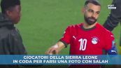 Giocatori della Sierra Leone in coda per farsi una foto con Salah