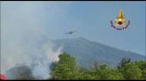 Incendio sul Vesuvio, Vigili del fuoco e Canadair in azione