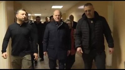 La visita a sorpresa a Kiev, Scholz assicura sostegno in armi