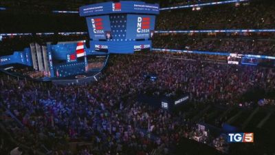 I leader dem e Oprah sul palco per Kamala