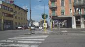Vede la polizia, scappa e si schianta con il suo scooter