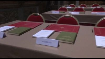 Sistina pronta per Conclave: banchi in legno, pedana e urna per schede