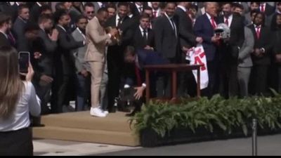 Usa, a Vance cade il trofeo del campionato di football universitario