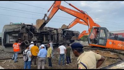 Scontro tra due treni in India, deragliano 12 carrozze: 19 feriti