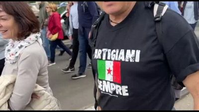 A 80 anni dalla Liberazione festoso corteo dell'Anpi attraversa Roma