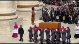 Papa, lungo applauso accompagna il ritorno della bara nella basilica