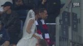 Cagliari-Juventus, sposi in tribuna con abito da nozze e sciarpa rossoblù