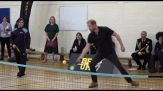 Il principe Harry gioca a pickleball in una scuola a Birmingham