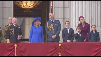 Carlo e la famiglia reale guardano le Red Arrows da Buckingham Palace