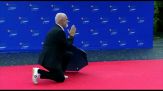 Rama si inginocchia a Meloni sul tappeto rosso del vertice Cpe