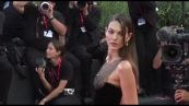 Sul red carpet di Venezia Kendall e Vittoria Ceretti per Malkovich