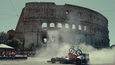 Una Red Bull da F1, una bici e il Colosseo: è showrun al Giro d'Italia