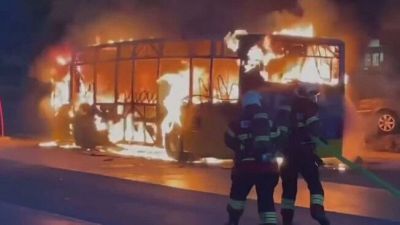 Passeggero si getta benzina addosso e si dà fuoco sul bus