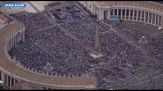 Le immagini dall'alto di San Pietro gremita per primo Regina Caeli