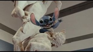 Stitch incontra il David di Michelangelo a Firenze e crea scompiglio