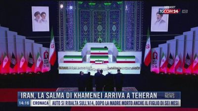 Breaking News delle 14.00 | Iran, la salma di Khamenei arriva a Teheran