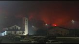 Il vilaggio in Portogallo circondato dalle fiamme