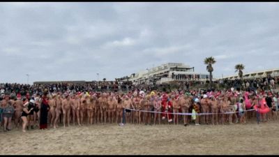 Bagno di fine anno gelato per 600 naturisti a Cap d'Agde