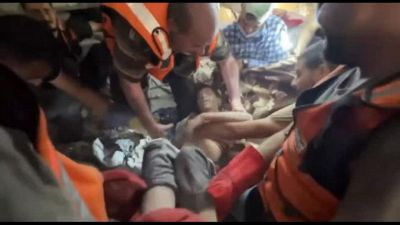 A Gaza fra le macerie i soccorsi nella scuola Hassan Salameh