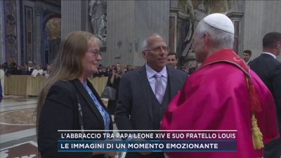 L'abbraccio tra Papa Leone XIV e suoi fratello Louis