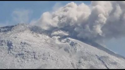 Il vulcano indonesiano Lewotobi Laki-laki erutta nuvole di cenere