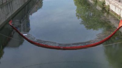 Sversamento di gasolio sul Naviglio, a Milano la Darsena è nera