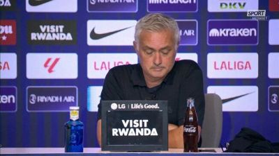 Mourinho show contro l'arbitro: in conferenza con le foto dei falli