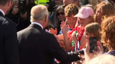 Bagno di folla per re Carlo III e Camilla a Cardiff, in Galles