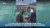 Sinner, che dolcezza con la baby tifosa