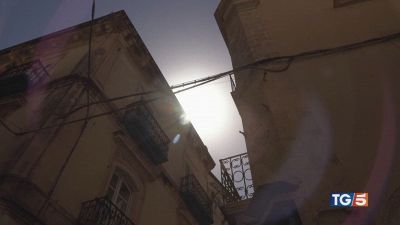 Caldo africano e roghi. Al nord piogge e vento