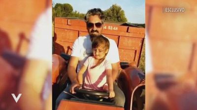 Bulent Polat in versione agricoltore con i figli