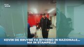 Napoli, De Bruyne ancora in stampelle a un mese dall'infortunio: visita a sorpresa nello spogliatoio del Belgio