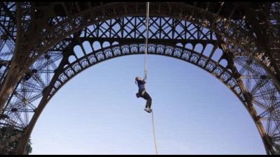 Si arrampica per 110 metri sulla Tour Eiffel: è record mondiale