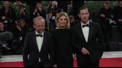 Venezia, l'eleganza di Chiara Mastroianni sul red carpet