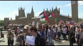 Migliaia di manifestanti pro-palestinesi marciano a Londra
