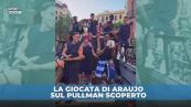 Barcellona: la rovesciata di Araujo sul pullman scoperto