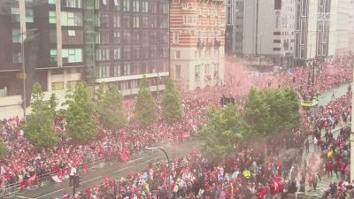 Non solo Napoli: festeggia anche il Liverpool, in una nube di fumogeni rossi