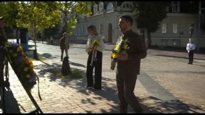Zelensky depone fiori al memoriale del Muro degli Eroi a Kiev