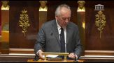A Parigi piove in Aula mentre Bayrou parla all'Assemblea nazionale