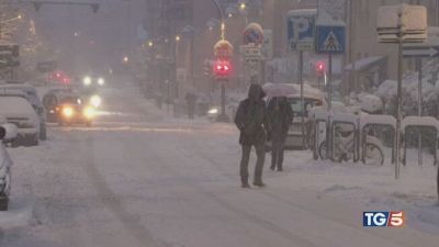 Neve e venti gelidi mare in tempesta