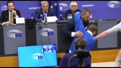 Blitz di un manifestante contro Orban a Strasburgo