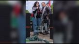 Flotilla, la moglie di Abukeshek esulta per la liberazione del marito