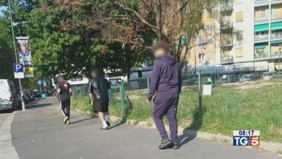 Picchiato e insultato alla fermata del bus