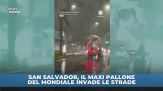 San Salvador, maxi pallone del mondiale invade le strade